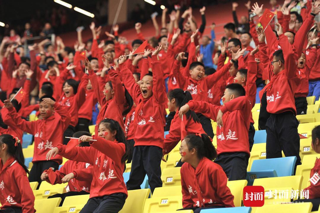 门兴格拉德巴赫训练开放日，清晨队长鼓劲引欢呼，中超在即，心理建设被强调