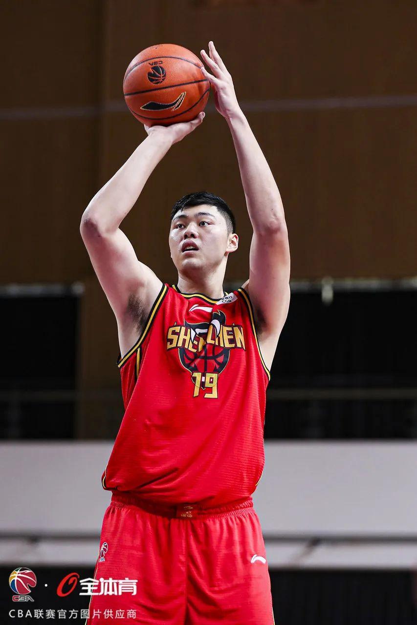 爱游戏-曼联迎CBA常规赛关键赛，转会期遗憾出局，话题不断，团队化学反应显著